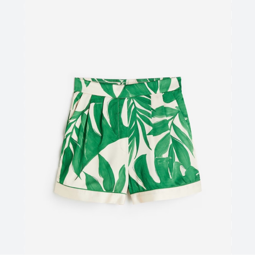 H&M SATIN PULL-ON SHORTS
GREEN CREAM TROPICAL PALM.. Green leaf print